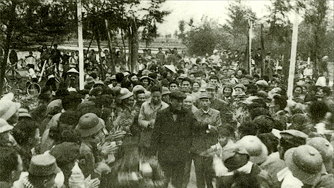 Đồng chí Lê Duẩn, Bí thư thứ nhất Ban Chấp hành Trung ương Đảng về thăm xã Đồng Sơn, huyện Nam Ninh, đơn vị thực hiện thí điểm cơ giới hoá nông nghiệp của tỉnh, tháng 2-1976.