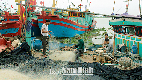 Ngư dân xã Hải Hoà (Hải Hậu) chuẩn bị ngư cụ trước khi ra khơi.