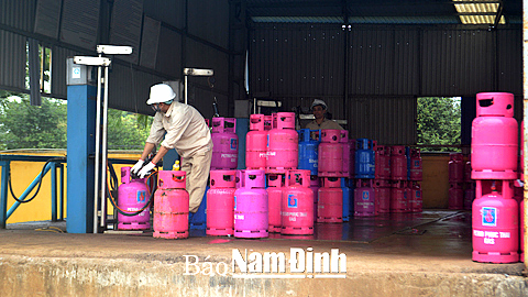 Quy trình chiết nạp gas tại Cty TNHH Thương mại Phúc Thái luôn đảm bảo an toàn tuyệt đối.