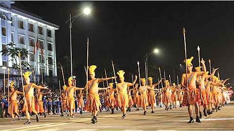 Tinh thần thượng võ thời Hùng Vương được 50 nam thanh niên xã Thụy Vân và phường Nông Trang tái hiện trong Lễ hội dân gian đường phố 