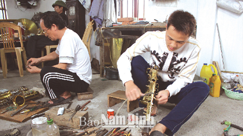 Sửa chữa các loại kèn đồng tại cơ sở của ông Nguyễn Văn Đông, xóm 10, Tân Tiến, xã Hải Minh.