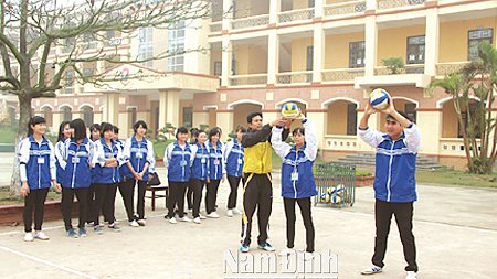 Giờ học bóng chuyền của học sinh Trường THPT Thịnh Long.