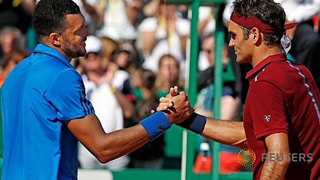 Tsonga (trái) và Federer bắt tay nhau sau trận đấu ngày 15-4. (Ảnh: Reuters)