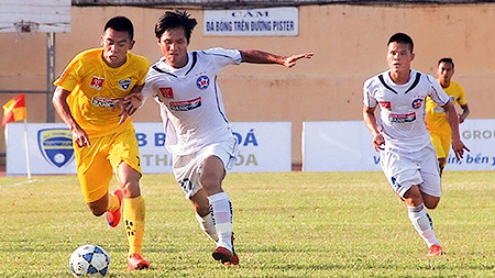 Pha tranh bóng giữa cầu thủ hai đội FLC Thanh Hóa (áo vàng) và SHB Đà Nẵng.