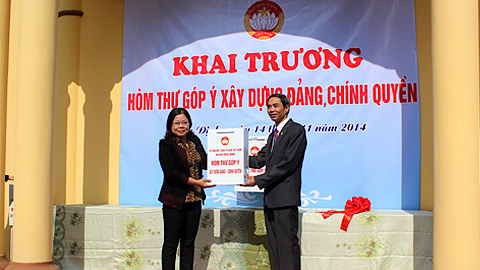Lãnh đạo Ủy ban MTTQ tỉnh trao hòm thư góp ý xây dựng Đảng, chính quyền cho Ủy ban MTTQ huyện Trực Ninh. Ảnh: Văn Huỳnh