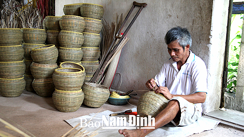 Ông Phạm Văn Lương, hội viên Hội NKT huyện Mỹ Lộc đan giỏ tích tăng thu nhập cho gia đình.