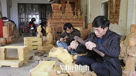 Sản xuất các loại đồ thờ tại cơ sở mộc của anh Chử Ngọc Hưng, thôn Ngọc Sài, xã Cộng Hòa.