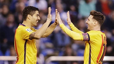 Suarez (trái) và Messi ăn mừng bàn thắng vào lưới Deportivo. (Ảnh: Reuters)