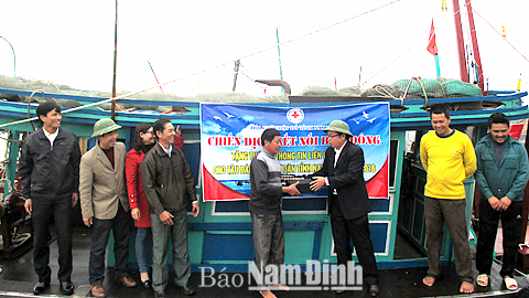 Cán bộ Hội CTĐ tỉnh trao tặng thiết bị thông tin liên lạc cho các ngư dân. Ảnh: Do cơ sở cung cấp