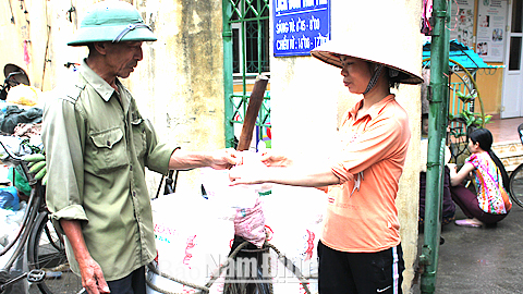 Ông Tăng Văn Thuận, thôn Lộ Xuyên, xã Phương Định đang bán muối trong chợ Văn Miếu (TP Nam Định).