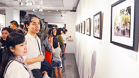 Đông đảo khách tham quan triển lãm ảnh 