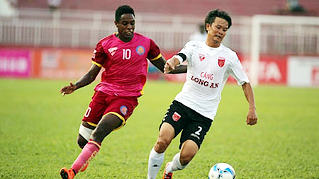 Pha tranh bóng giữa các cầu thủ đội Long An (áo trắng) và đội Sài Gòn FC.