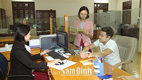 Giải quyết thủ tục cấp thẻ BHYT tại bộ phận giao dịch một cửa BHXH huyện Mỹ Lộc.