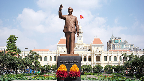 Tượng đài Chủ tịch Hồ Chí Minh đặt trước UBND Thành phố Hồ Chí Minh của nhà điêu khắc Lâm Quang Nới 
