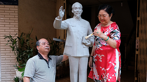 Nhà điêu khắc Lâm Quang Nới và vợ, kiến trúc sư Nguyễn Thị Liễu bên mẫu tượng đài Chủ tịch Hồ Chí Minh (ảnh dưới). Ảnh: Do nhân vật cung cấp