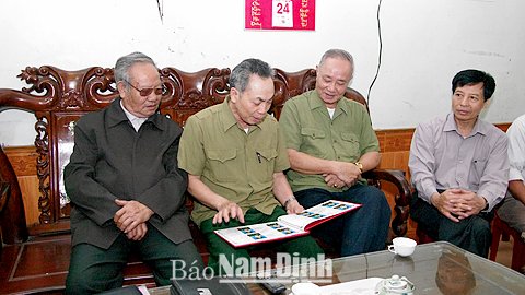 Hội Chiến sĩ Thành cổ Quảng Trị huyện Vụ Bản ôn lại kỷ niệm chiến đấu.