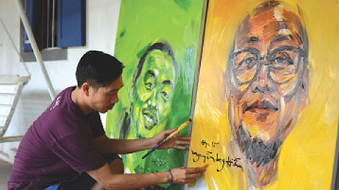 Chuẩn bị cho triển lãm tranh ở phố đi bộ Lê Ngô Cát.