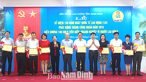 Đồng chí Trần Văn Chung, Phó Bí thư Thường trực Tỉnh ủy, Chủ tịch HĐND tỉnh và lãnh đạo Tổng LĐLĐ Việt Nam tặng quà cho các doanh nghiệp Vì người lao động.