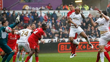 Ayew (áo trắng, giữa) đánh đầu mở tỷ số cho Swansea.