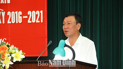 Đồng chí Đoàn Hồng Phong, Ủy viên BCH Trung ương Đảng, Bí thư Tỉnh ủy, Chủ tịch Ủy ban Bầu cử tỉnh phát biểu tại hội nghị.