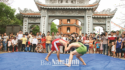 Thi đấu Vật trong lễ hội làng Quả Linh, xã Thành Lợi. Ảnh: Viết Dư
