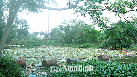 Sông Vĩnh Giang đi qua địa phận thôn Đông, xã Đại An (Vụ Bản) ngập đầy rác.