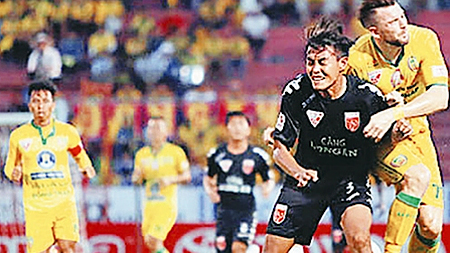 Đồng Tháp (áo vàng) thua trận thứ năm liên tiếp ở V-League 2016.