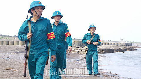 Lực lượng dân quân tự vệ biển huyện Nghĩa Hưng tuần tra giữ gìn ANTT trên địa bàn.