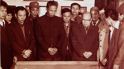 Chủ tịch Trường Chinh xem sa bàn Hải Hậu kháng chiến tại Bảo tàng huyện Hải Hậu.