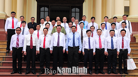 Các đồng chí lãnh đạo tỉnh Nam Định và tỉnh U-đôm-xay chụp ảnh lưu niệm.