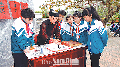 Học sinh Trường THCS Quang Trung (TP Nam Định) tìm hiểu nghệ thuật viết thư pháp tại Bảo tàng tỉnh.