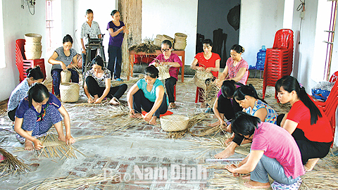 Lớp học nghề đan cói của phụ nữ xã Nghĩa Đồng. Ảnh: Do cơ sở cung cấp