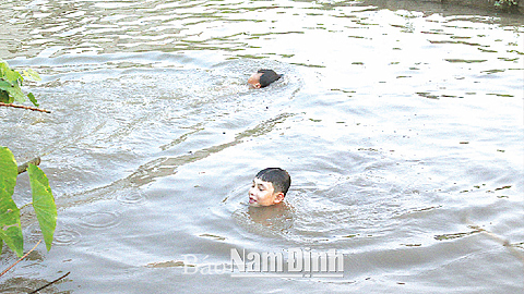 Nhiều em nhỏ đi bơi không có phao bơi rất dễ xảy ra tai nạn đuối nước. (Ảnh chụp tại thôn Đông Đò, Thị trấn Cổ Lễ (Trực Ninh). 