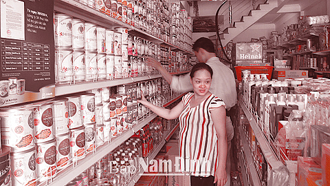Khách hàng lựa chọn sản phẩm sữa sản xuất trong nước tại đại lý sữa trên đường Phù Long (TP Nam Định).