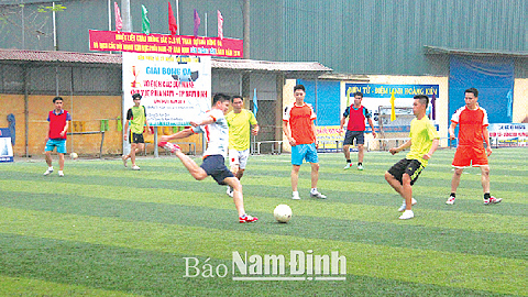 Một trận đấu bóng đá trên sân cỏ nhân tạo ở xã Hồng Quang.