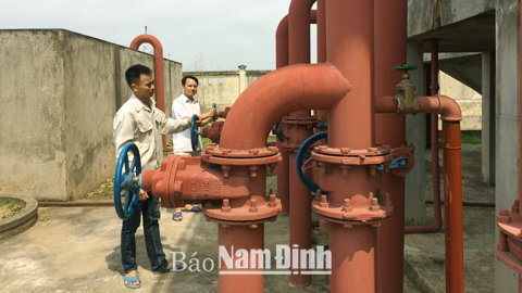 Công nhân Nhà máy Nước Liêm Hải vận hành hệ thống thiết bị cung cấp nước sạch.