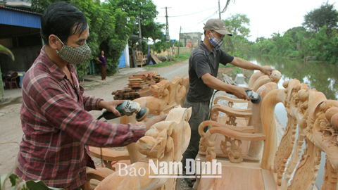 Sản xuất các sản phẩm mộc mỹ nghệ tại cơ sở của ông Lê Văn Truyện, xóm 7, xã Giao Hương.