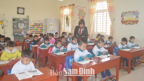Cô giáo Nguyễn Thị Hướng, Trường Tiểu học Xuân Kiên (Xuân Trường), giáo viên dạy giỏi cấp tỉnh trong một giờ lên lớp.