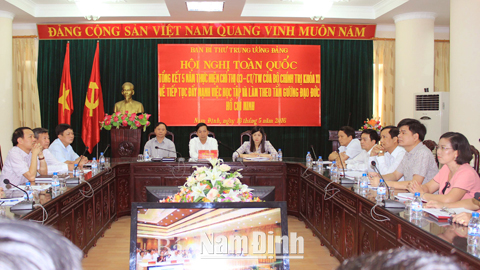 Đồng chí Trần Văn Chung, Phó Bí thư Thường trực Tỉnh ủy, Chủ tịch HĐND tỉnh và các đại biểu dự hội nghị tại đầu cầu tỉnh ta.