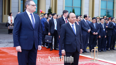 Lễ đón Thủ tướng Nguyễn Xuân Phúc tại sân bay quốc tế Vnu-cô-vô.