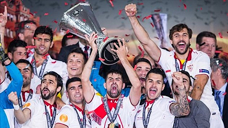 Sevilla làm nên lịch sử - ba lần đoạt cúp Europa League.