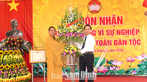 Đồng chí Trần Văn Chung, Phó Bí thư Thường trực Tỉnh ủy, Chủ tịch HĐND tỉnh chúc mừng Giáo hội Phật giáo huyện Trực Ninh.
