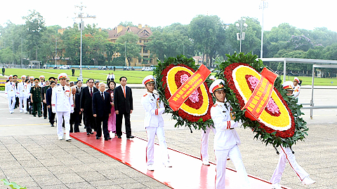 Đoàn đại biểu Ban Chấp hành Trung ương Đảng, Chủ tịch nước, Quốc hội, Chính phủ và Mặt trận Tổ quốc Việt Nam đến đặt vòng hoa và vào Lăng viếng Chủ tịch Hồ Chí Minh.