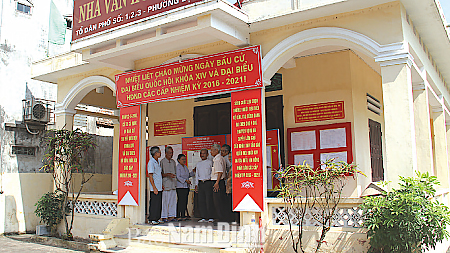 Cử tri thôn Đệ Tứ, phường Lộc Hạ, Thành phố Nam Định xem tiểu sử các ứng cử viên ĐBQH khóa XIV và đại biểu HĐND các cấp nhiệm kỳ 2016-2021 