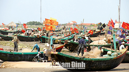 Ngư dân xã Hải Lý, huyện Hải Hậu treo cờ Tổ quốc trên tàu, thuyền tuyên truyền cổ động ngày bầu cử 