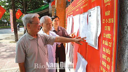 Cử tri phường Hạ Long, Thành phố Nam Định xem tiểu sử các ứng cử viên ĐBQH khóa XIV và đại biểu HĐND các cấp nhiệm kỳ 2016-2021  