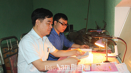 Phát thanh viên Đài Phát thanh huyện Mỹ Lộc tuyên truyền về bầu cử ĐBQH khóa XIV và đại biểu HĐND các cấp nhiệm kỳ 2016-2021.