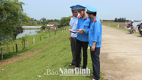 Cán bộ Hạt quản lý đê Xuân Trường xem xét xử lý vi phạm về đê điều tại xã Xuân Tân.