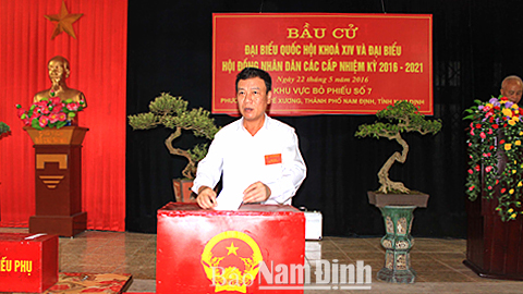 Đồng chí Đoàn Hồng Phong, Ủy viên BCH Trung ương Đảng, Bí thư Tỉnh ủy bỏ phiếu tại khu vực bỏ phiếu số 7, phường Trần Tế Xương (TP Nam Định). Ảnh: Thu thủy
