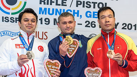 Hoàng Xuân Vinh (phải) với tấm huy chương thế giới thứ 2 trong năm ở nội dung 10 m súng ngắn hơi nam. Ảnh: ISSF